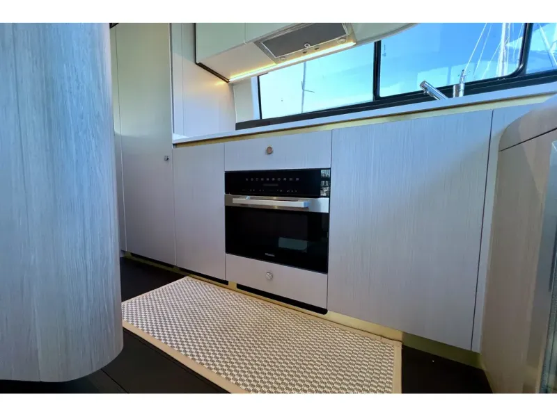 Slide: The Image of Azimut FLY 60 2024 - 45