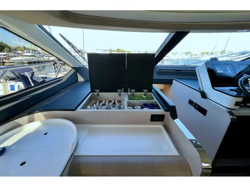 Slide: The Image of Azimut FLY 60 2024 - 46