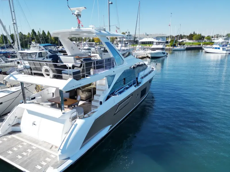 Slide: The Image of Azimut FLY 60 2024 - 6