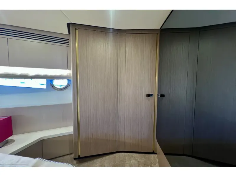 Slide: The Image of Azimut FLY 60 2024 - 61