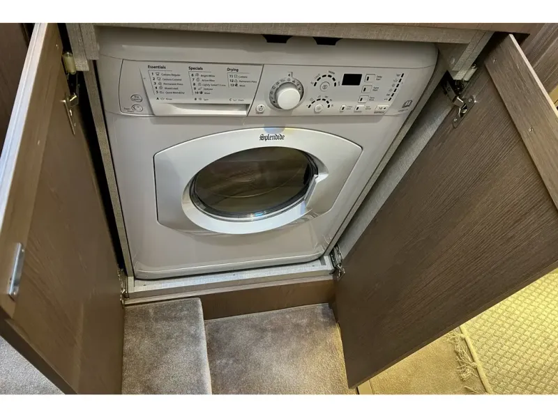 Slide: The Image of Azimut FLY 60 2024 - 68