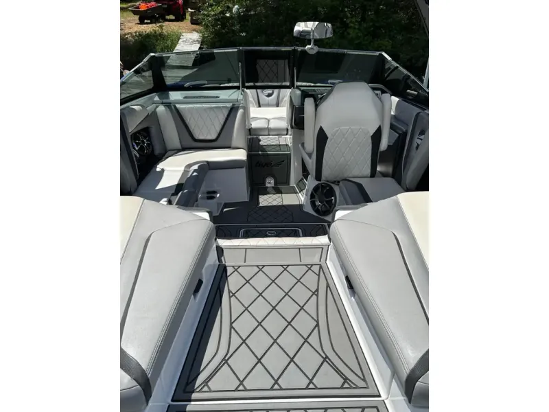 Slide: The Image of Tige Boats RZX3 2017 - 12