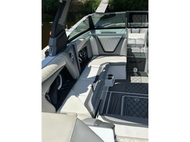 Slide: The Image of Tige Boats RZX3 2017 - 13