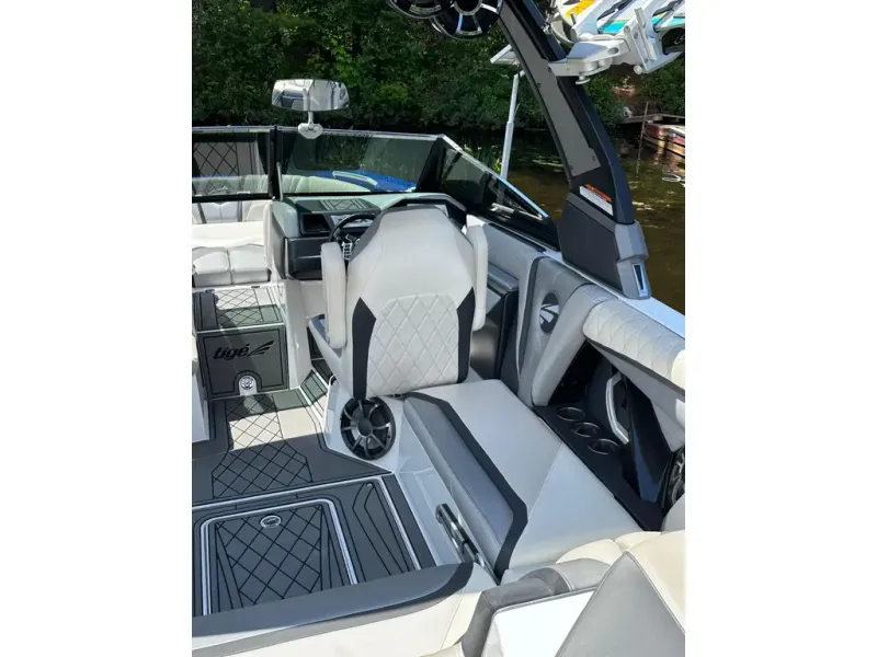 Slide: The Image of Tige Boats RZX3 2017 - 14