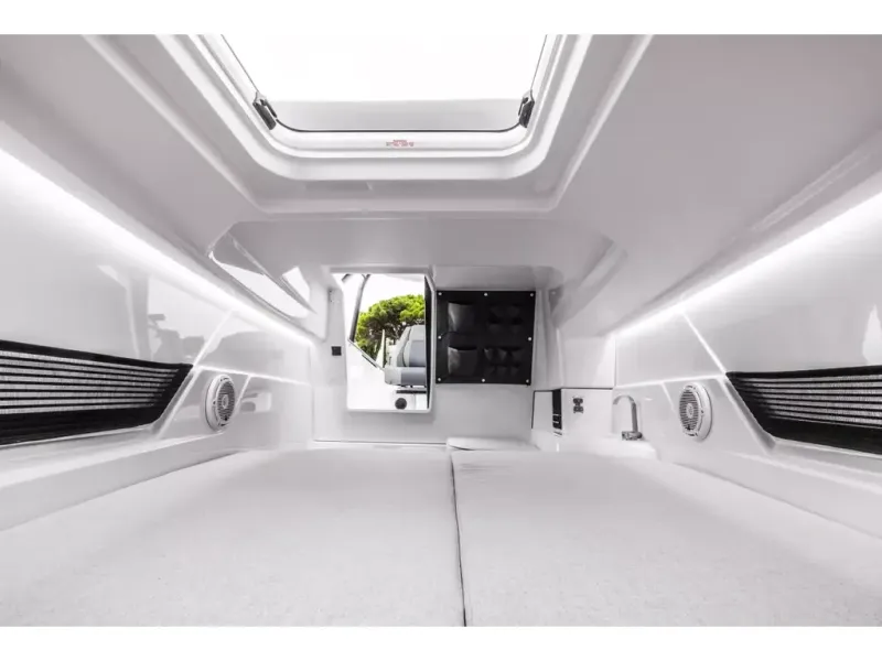 Slide: The Image of Axopar 25 CROSS BOW 2026 - 10