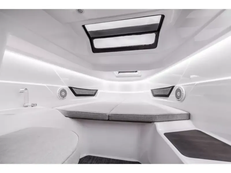 Slide: The Image of Axopar 25 CROSS BOW 2026 - 12