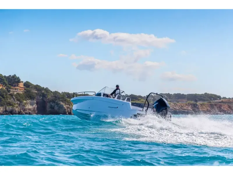 Slide: The Image of Axopar 25 CROSS BOW 2026 - 2