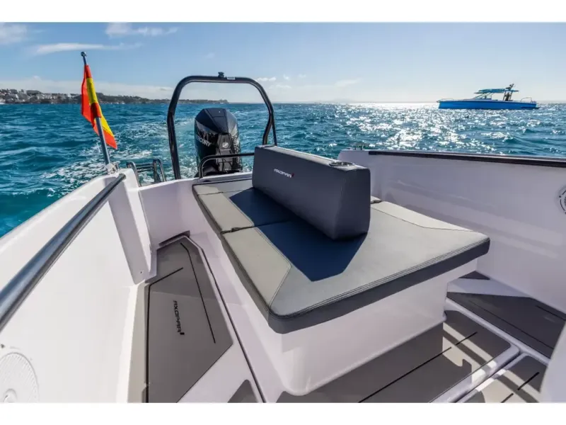 Slide: The Image of Axopar 25 CROSS BOW 2026 - 3