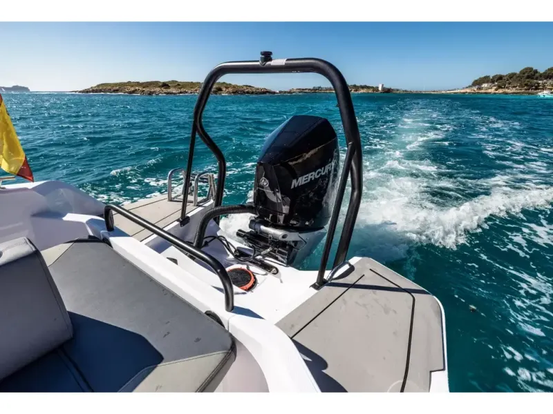 Slide: The Image of Axopar 25 CROSS BOW 2026 - 4