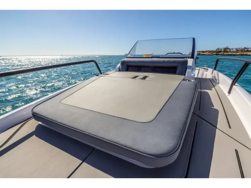 Slide: The Image of Axopar 25 CROSS BOW 2026 - 5