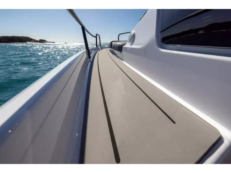 Slide: The Image of Axopar 25 CROSS BOW 2026 - 7