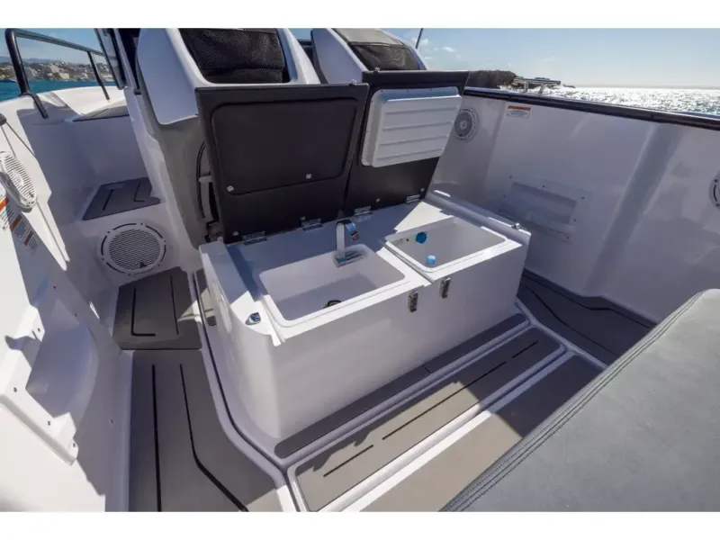 Slide: The Image of Axopar 25 CROSS BOW 2026 - 8