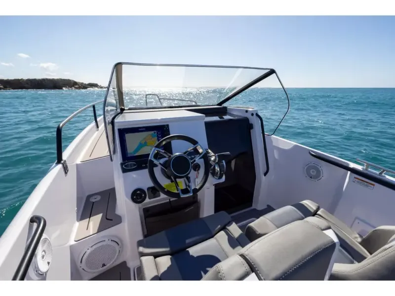 Slide: The Image of Axopar 25 CROSS BOW 2026 - 9