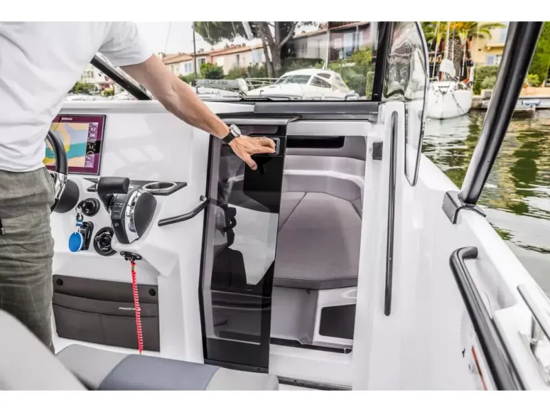 Slide: The Image of Axopar 25 CROSS TOP 2026 - 8