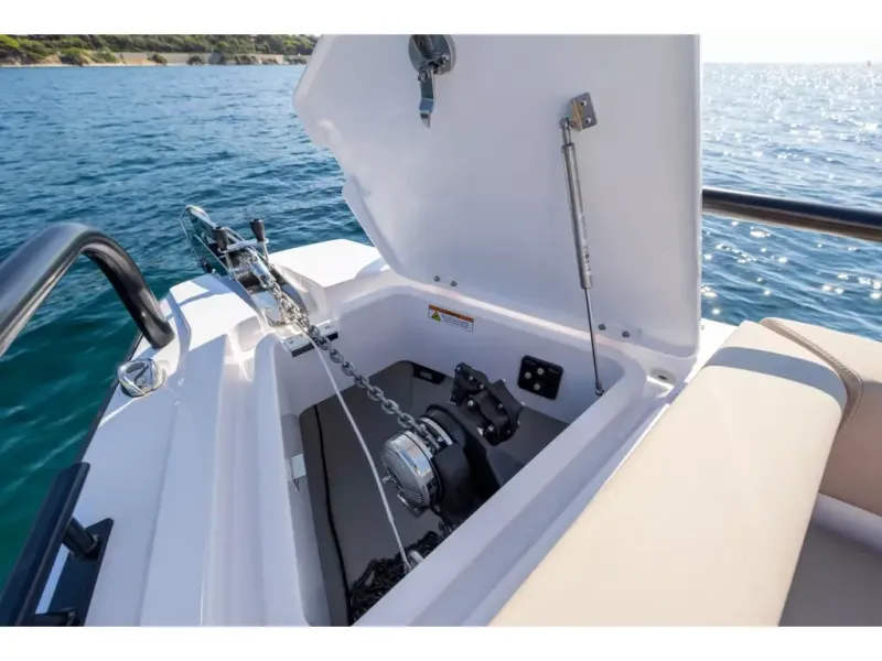 Slide: The Image of Axopar 28 CABIN 2026 - 16