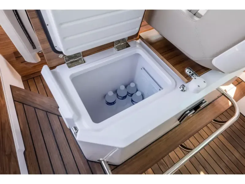 Slide: The Image of Axopar 28 CABIN 2026 - 8