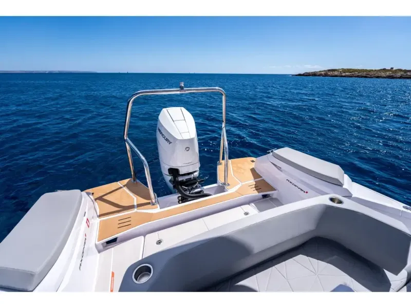 Slide: The Image of Axopar 29 SUN TOP 2026 - 16