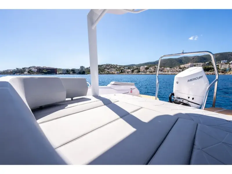 Slide: The Image of Axopar 29 SUN TOP 2026 - 17