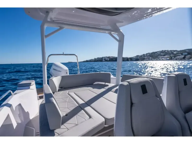 Slide: The Image of Axopar 29 SUN TOP 2026 - 2