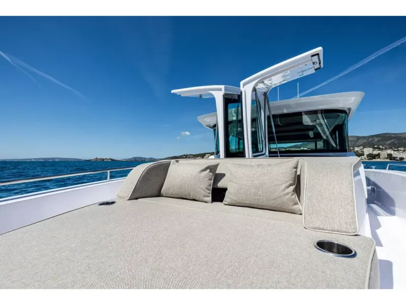 Slide: The Image of Axopar 45 XC CROSS CABIN 2026 - 12