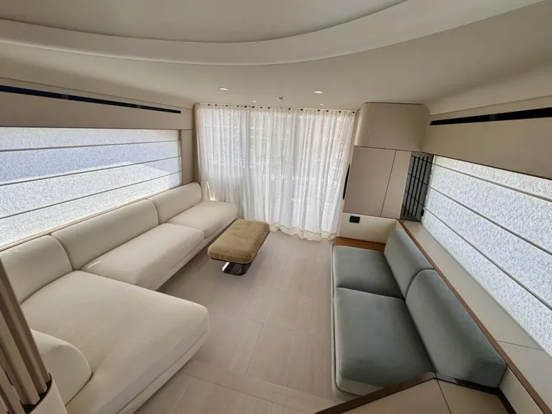 Slide: The Image of Azimut FLY 68 2025 - 10