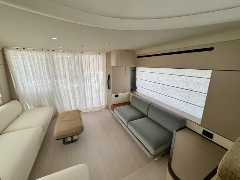 Slide: The Image of Azimut FLY 68 2025 - 11