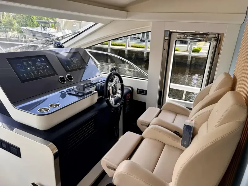 Slide: The Image of Azimut FLY 68 2025 - 19