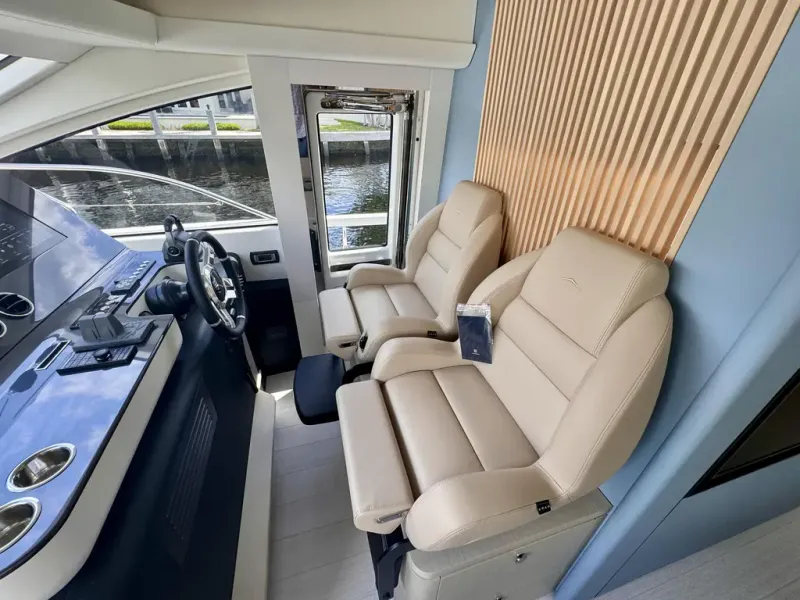 Slide: The Image of Azimut FLY 68 2025 - 21