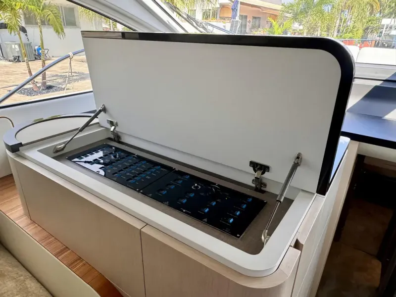 Slide: The Image of Azimut FLY 68 2025 - 23