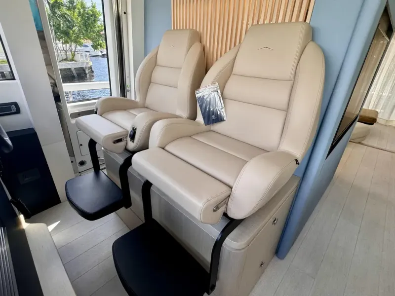 Slide: The Image of Azimut FLY 68 2025 - 24