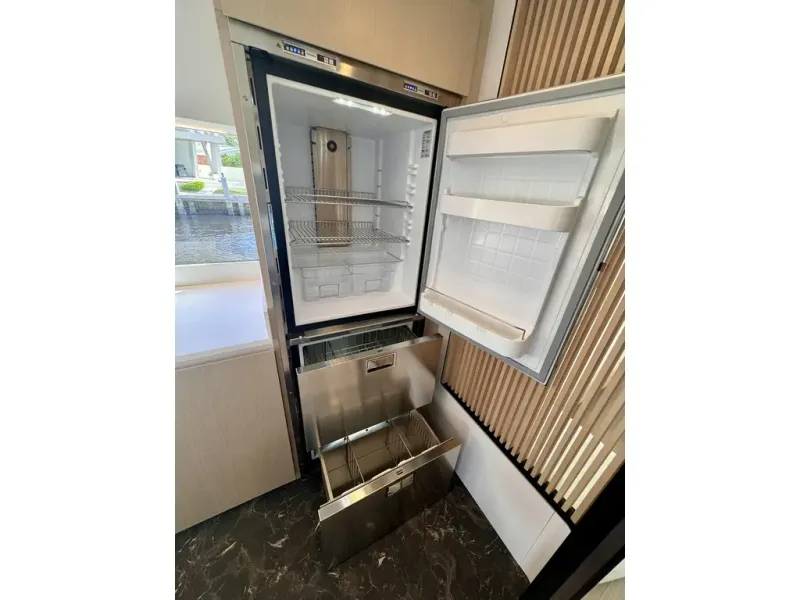 Slide: The Image of Azimut FLY 68 2025 - 30