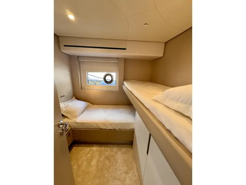 Slide: The Image of Azimut FLY 68 2025 - 31