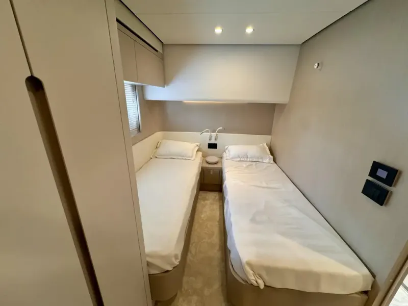 Slide: The Image of Azimut FLY 68 2025 - 33