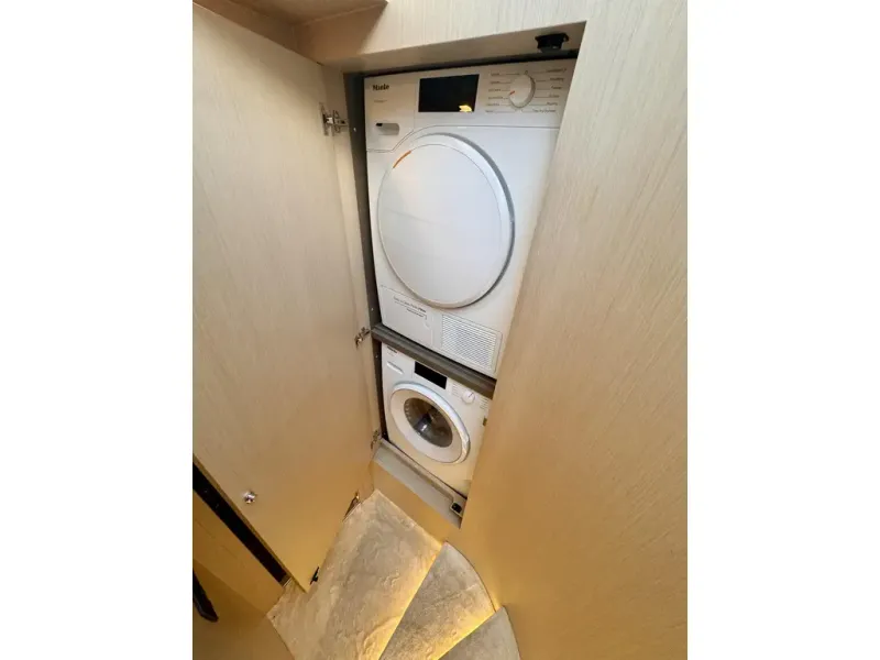 Slide: The Image of Azimut FLY 68 2025 - 38