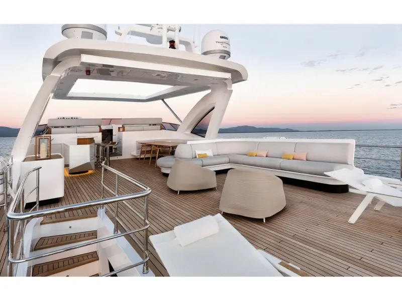 Slide: The Image of Azimut GRANDE 32M 2026 - 12