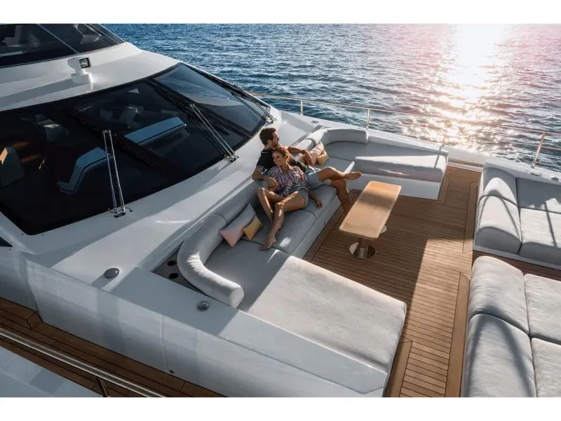 Slide: The Image of Azimut GRANDE 32M 2026 - 16