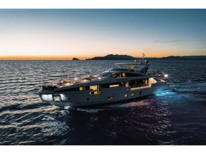 Slide: The Image of Azimut GRANDE 32M 2026 - 4