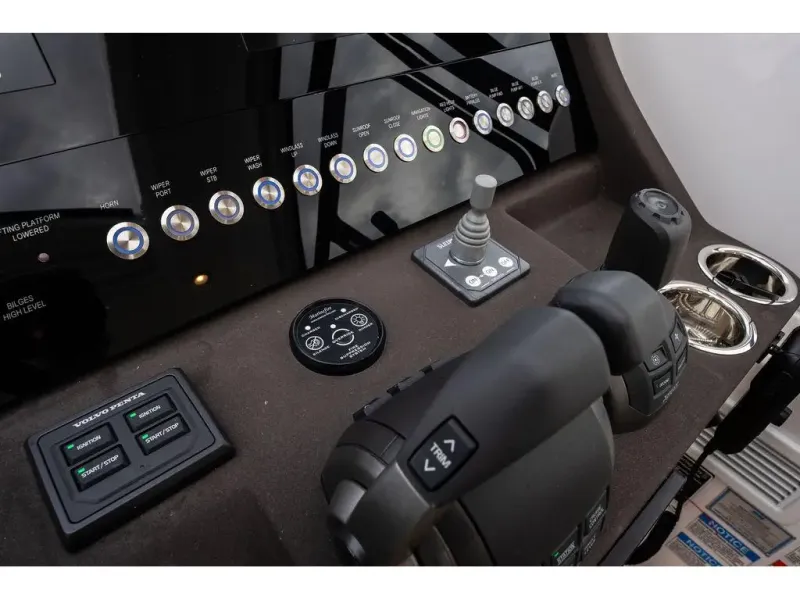 Slide: The Image of Azimut ATLANTIS 45 2025 - 16