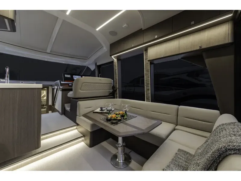 Slide: The Image of Galeon 450 HTC 2026 - 18
