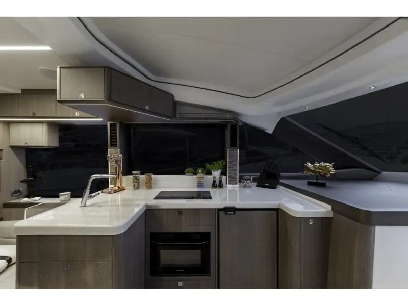 Slide: The Image of Galeon 450 HTC 2026 - 20
