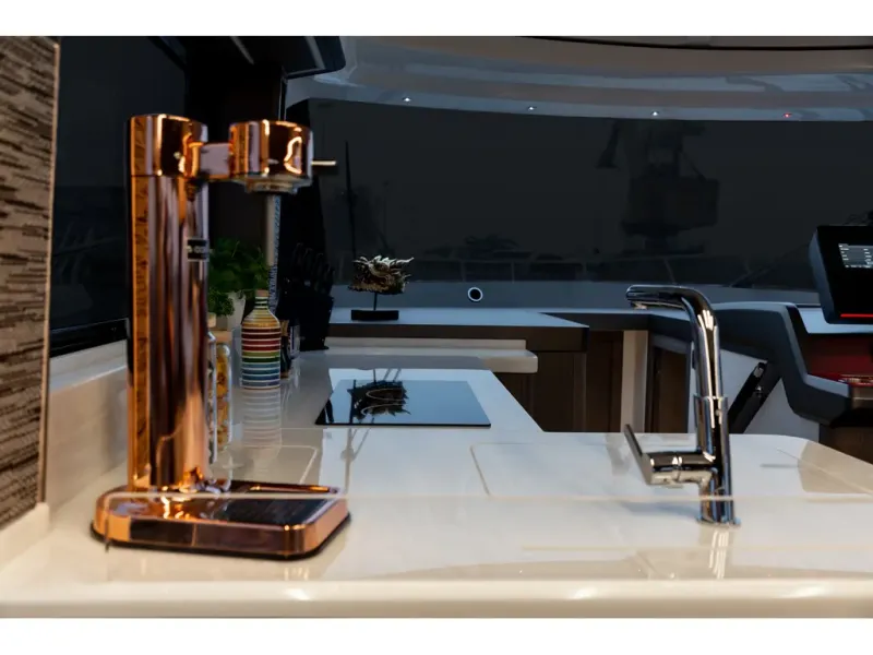 Slide: The Image of Galeon 450 HTC 2026 - 22