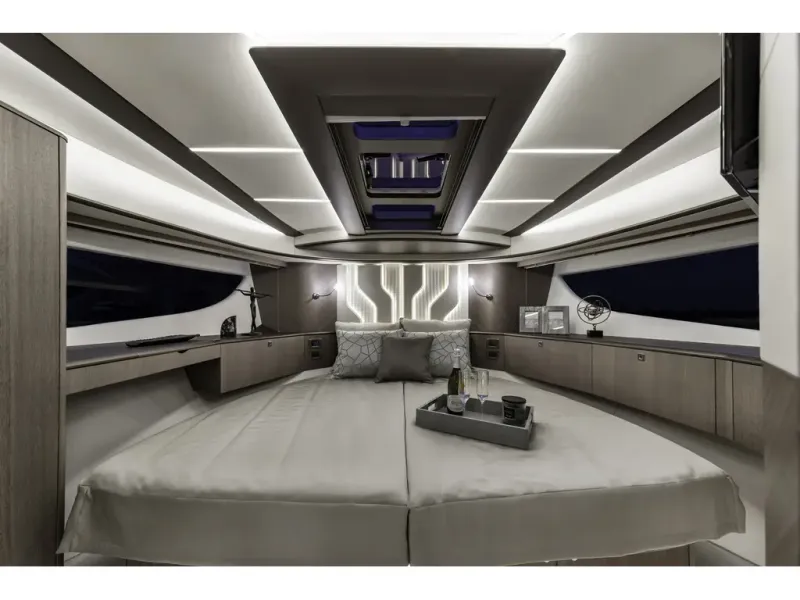 Slide: The Image of Galeon 450 HTC 2026 - 25
