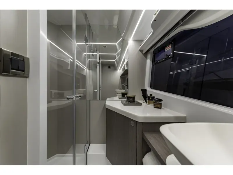 Slide: The Image of Galeon 450 HTC 2026 - 31