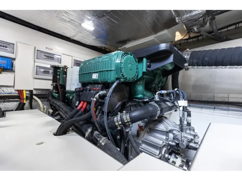 Slide: The Image of Galeon 450 HTC 2026 - 33