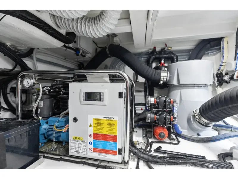 Slide: The Image of Galeon 450 HTC 2026 - 34