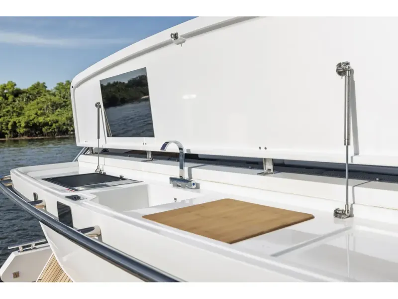 Slide: The Image of Galeon 450 HTC 2026 - 8