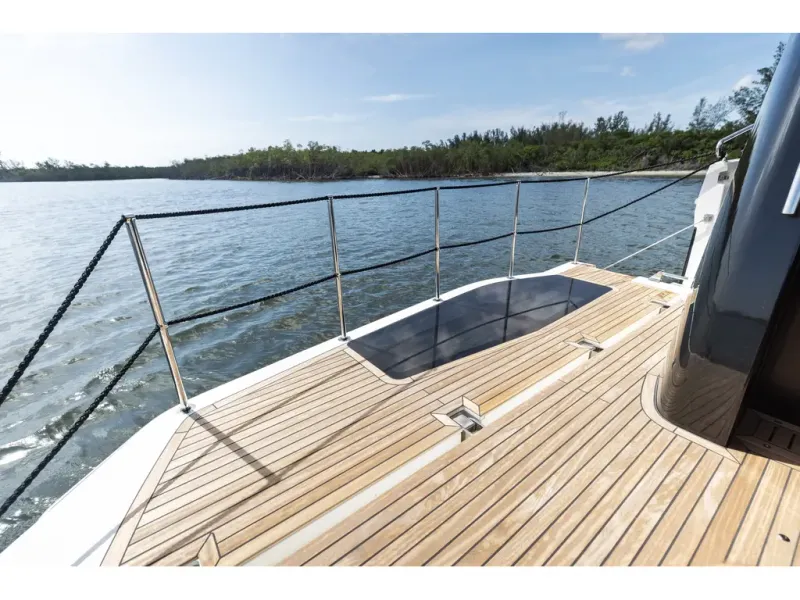 Slide: The Image of Galeon 450 HTC 2026 - 9