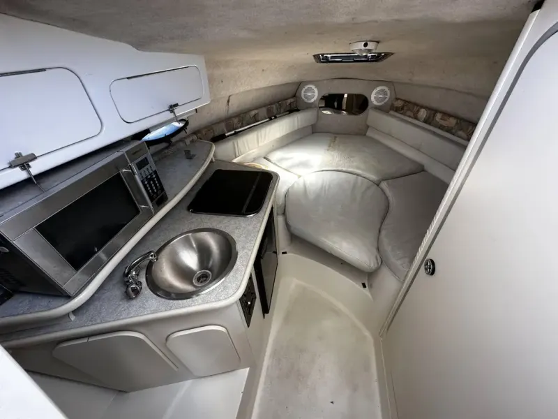 Slide: The Image of Stingray Boat Co 240 CS 2004 - 14