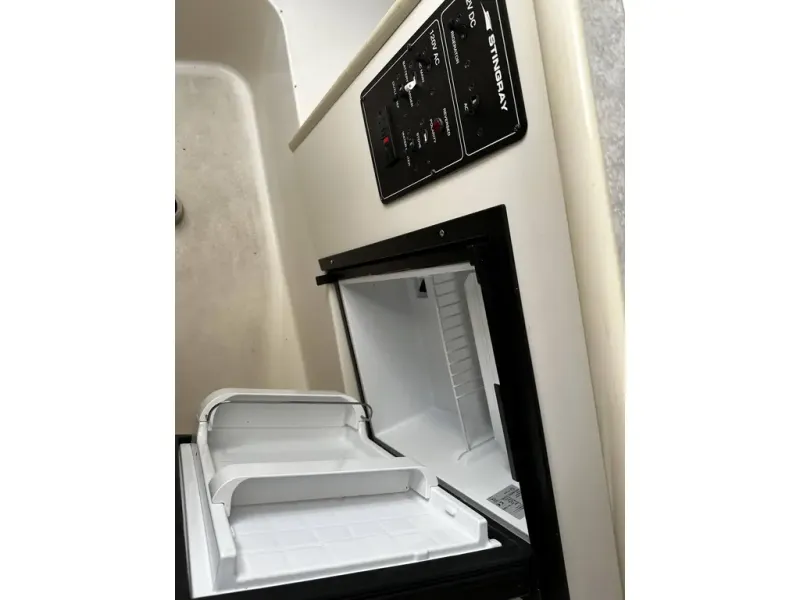 Slide: The Image of Stingray Boat Co 240 CS 2004 - 19