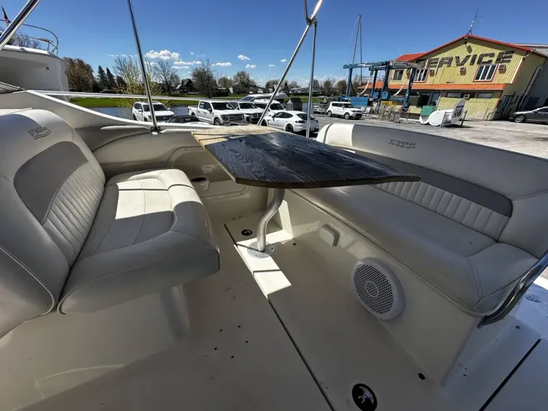 Slide: The Image of Stingray Boat Co 240 CS 2004 - 8